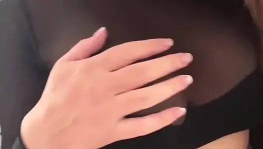 Büyük göğüslü genç karı çoraplarını giydi.