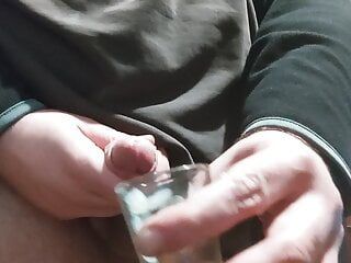 Papà grasso prepara una dose di sperma da bere