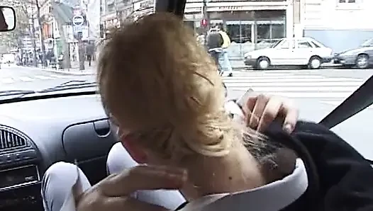 Cewek Prancis pirang yang cantik menunggangi kontol di taman