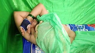 Indische Savita, Tante, wird in einem grünen Sari gefickt