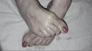 El líquido preseminal de Fabio en los pies de Emma