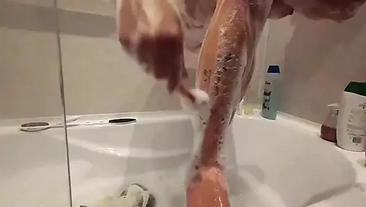 Красотка-подруга приготовилась к сексу с новым бойфрендом. Мне нужно помочь ей с бритьем тела и массажем сисек