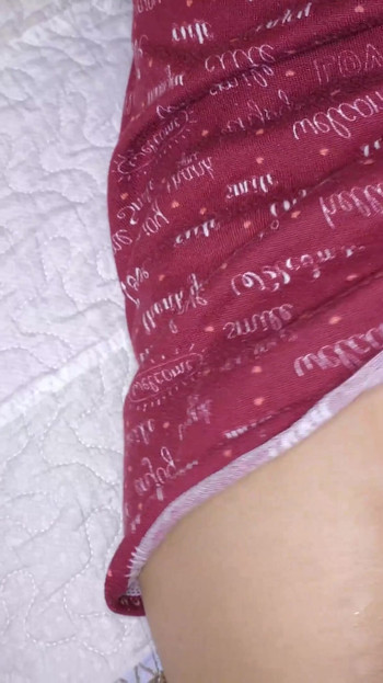 Nezaobilazan trenutak iz "DUBOKA GUZA GUTA OGROMAN DUGI DEBELI CRNI DILDO, ONA DOŽIVLJAVA ANALNI ORGAZAM"