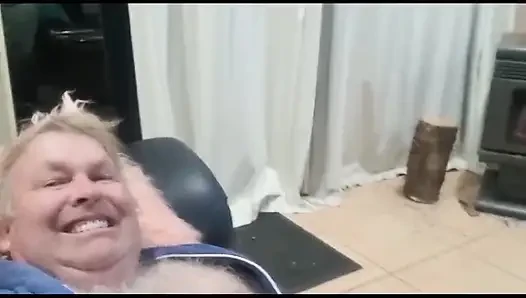Döle aç olgun bayan akşam yemeği alıyor ve dölleniyor