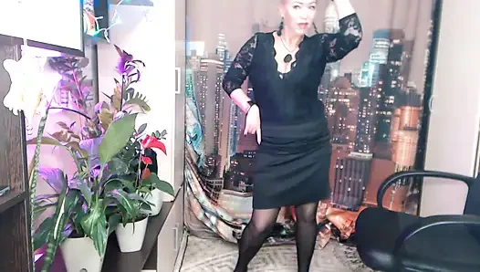 Ibu tiriku adalah pelacur webcamku! Tarian paling immodest, memek close-up, dan masturbasi jujur cewek jalang dalam format 45+!