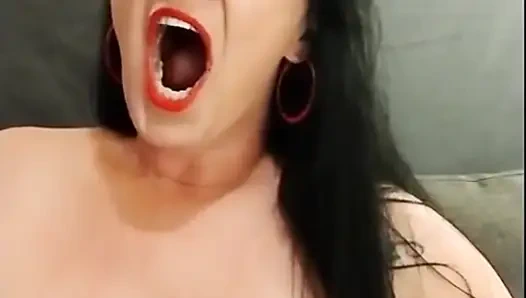 Üstsüz esneyen kırmızı ruj