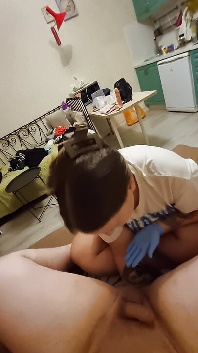 La mistress Anastasia le metió el puño a su novio y le golpeó los huevos después de que se corriera