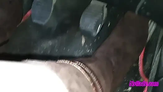 Nyllady fährt ihren roten punto in high heelsed stiefeln