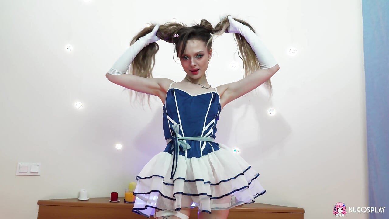 Extra Tiny Lilith Liber ensimmäisessä cosplay-pornovideossaan