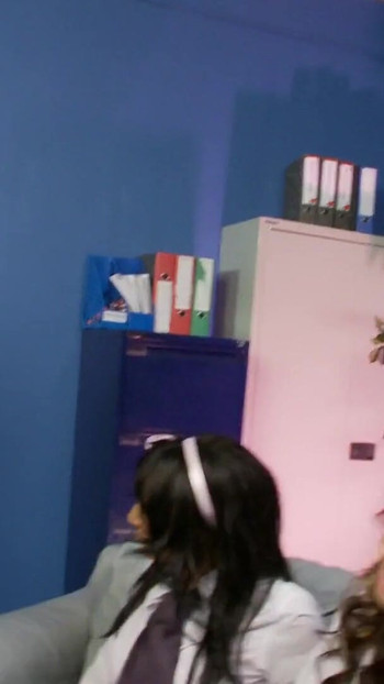 Mesti berkongsi detik dari "Sekumpulan pelajar sekolah seksi diuji kemahiran menghisap zakar mereka"