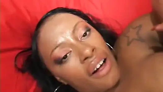 Pelacur kulit hitam menikmati kontol besar