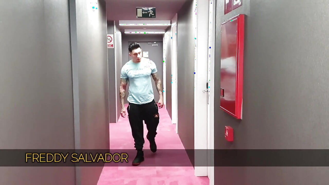 Freddie Lankalı Ve Diego Sphynx, zevke adanmış prezervatifsiz sikişiyor