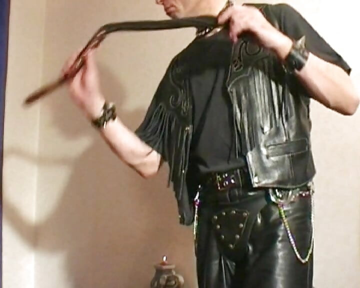 縛られた黒檀のフランスのビッチがBDSMアクションを楽しむ