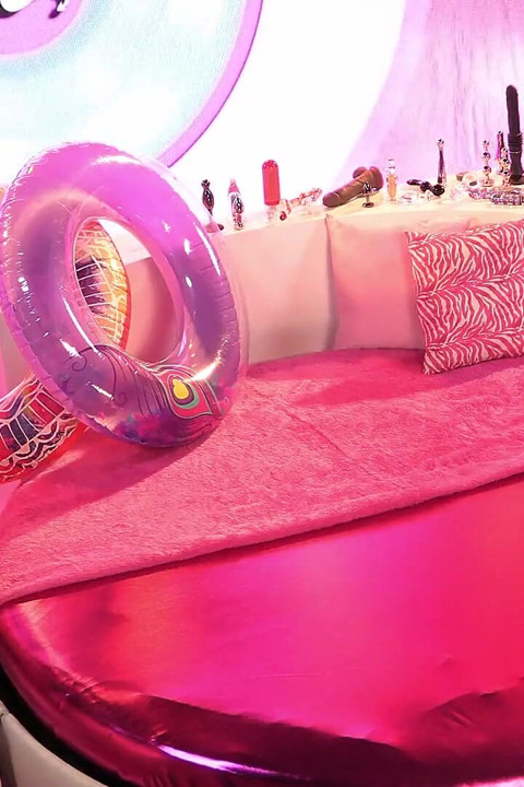 장난감을 사용하고 보지를 빠는 핫한 금발.