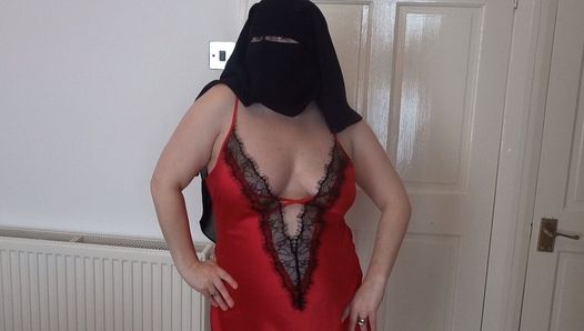 Pele pálida milf em niqab e lingerie de seda vermelha dançando striptease