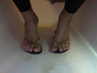 足の裏に放尿＆足の爪を塗装したビーチサンダル