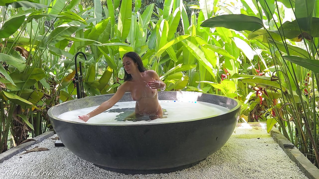 Ormanda çıplak banyo - kamera arkası