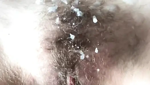 Haarige muschi essen, doggystyle fick und eine spermadusche auf dem bauch der ehefrau