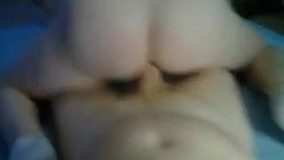 Deux vieux sexy baisent un garçon sans capote
