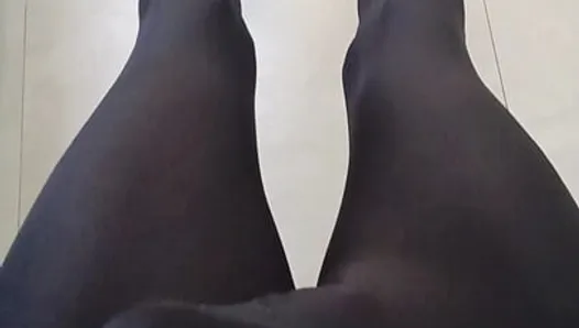 Divirtiéndose en casa por la mañana, usando un zentai negro y calcetines