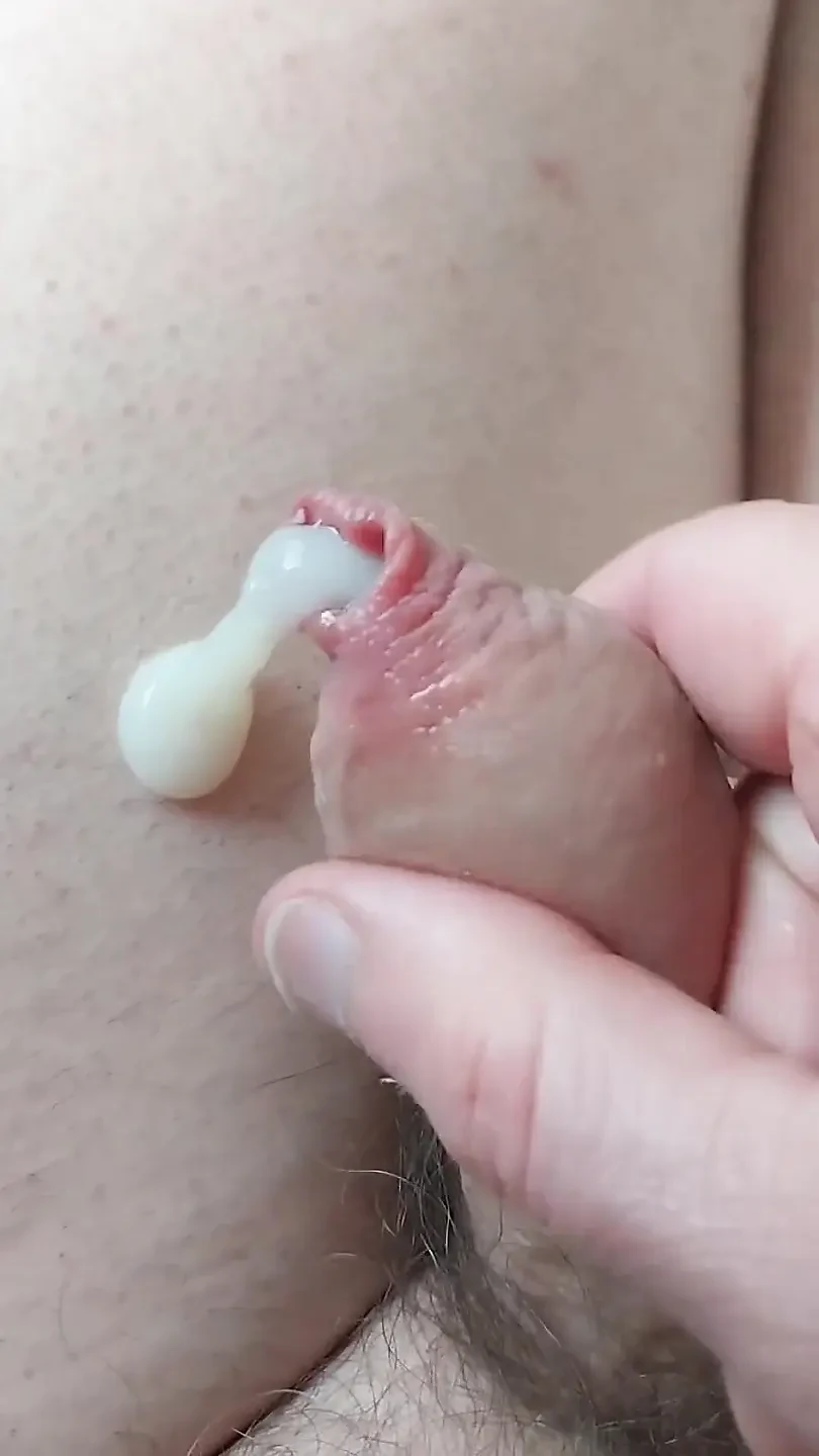 Naked Sissyclit Cumshot