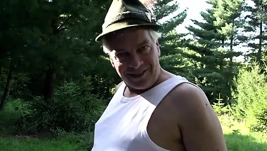 Heiße junge blondine bekommt ihre muschi von dem alten schwanz eines typen hart gefickt