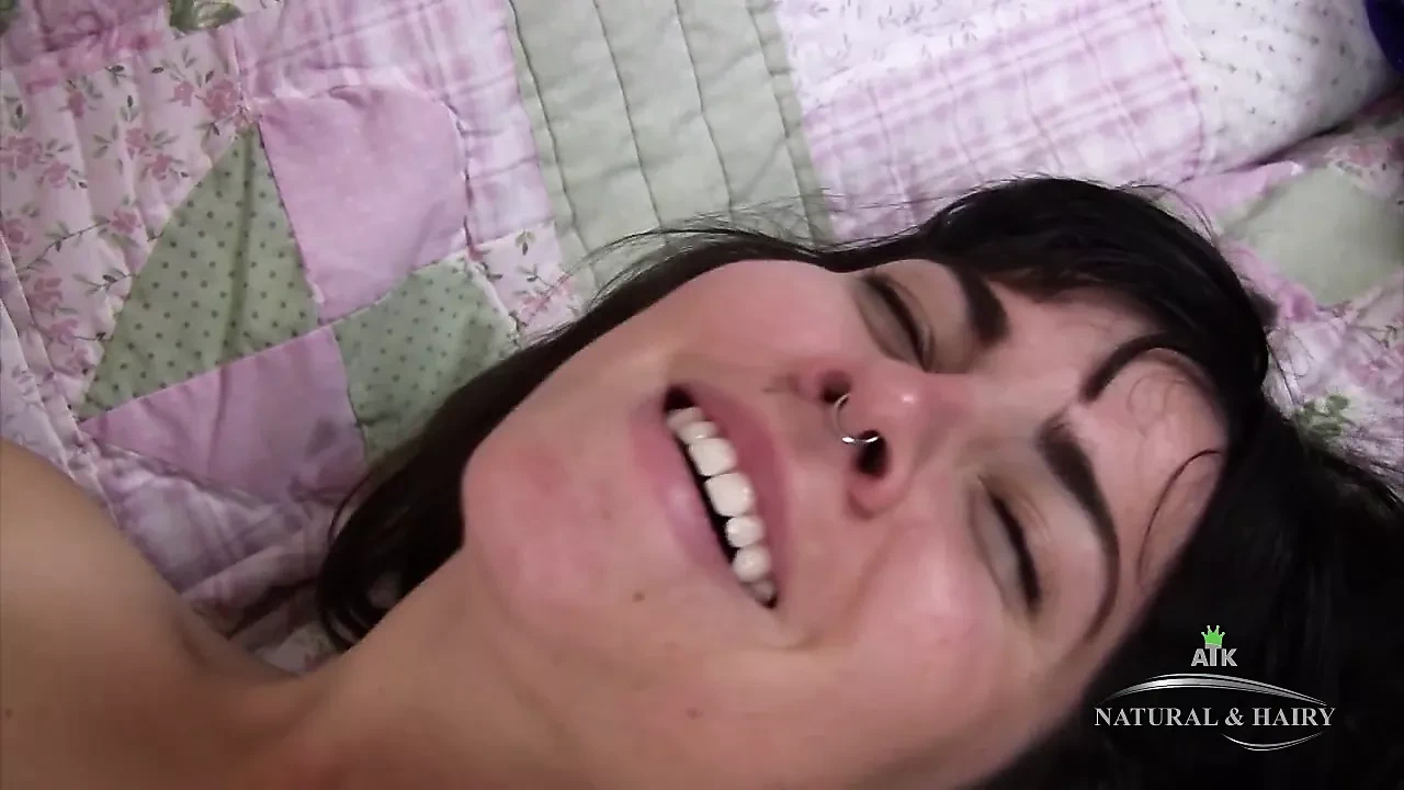 穿着蓝色连衣裙的香港毛茸茸的Cleo展示她毛茸茸的灌木丛