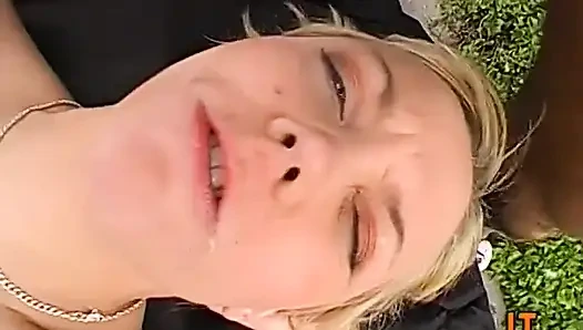 Блондинка силиконовая шлюшка глотает 28 см большой черный член в рот, киску и задницу у бассейна