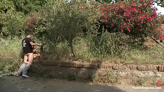 Spanische hottie wird auf der straße gefesselt vor einem belebten café in den hals gefickt!