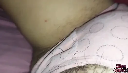 Meine junge stieftochter geht in mein bett, wenn ich fernsieht