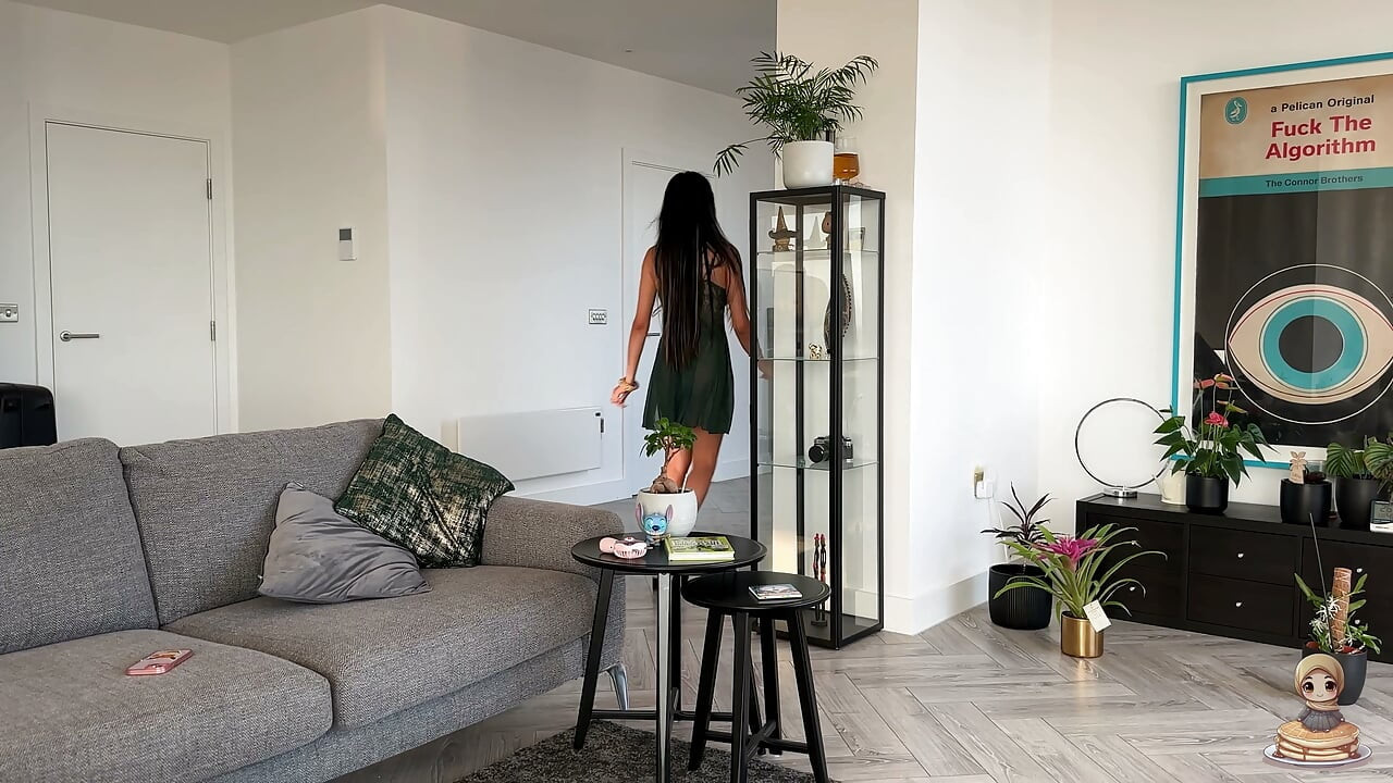Aaliyahs mann skuffer henne igjen, så hun leker med fitta si