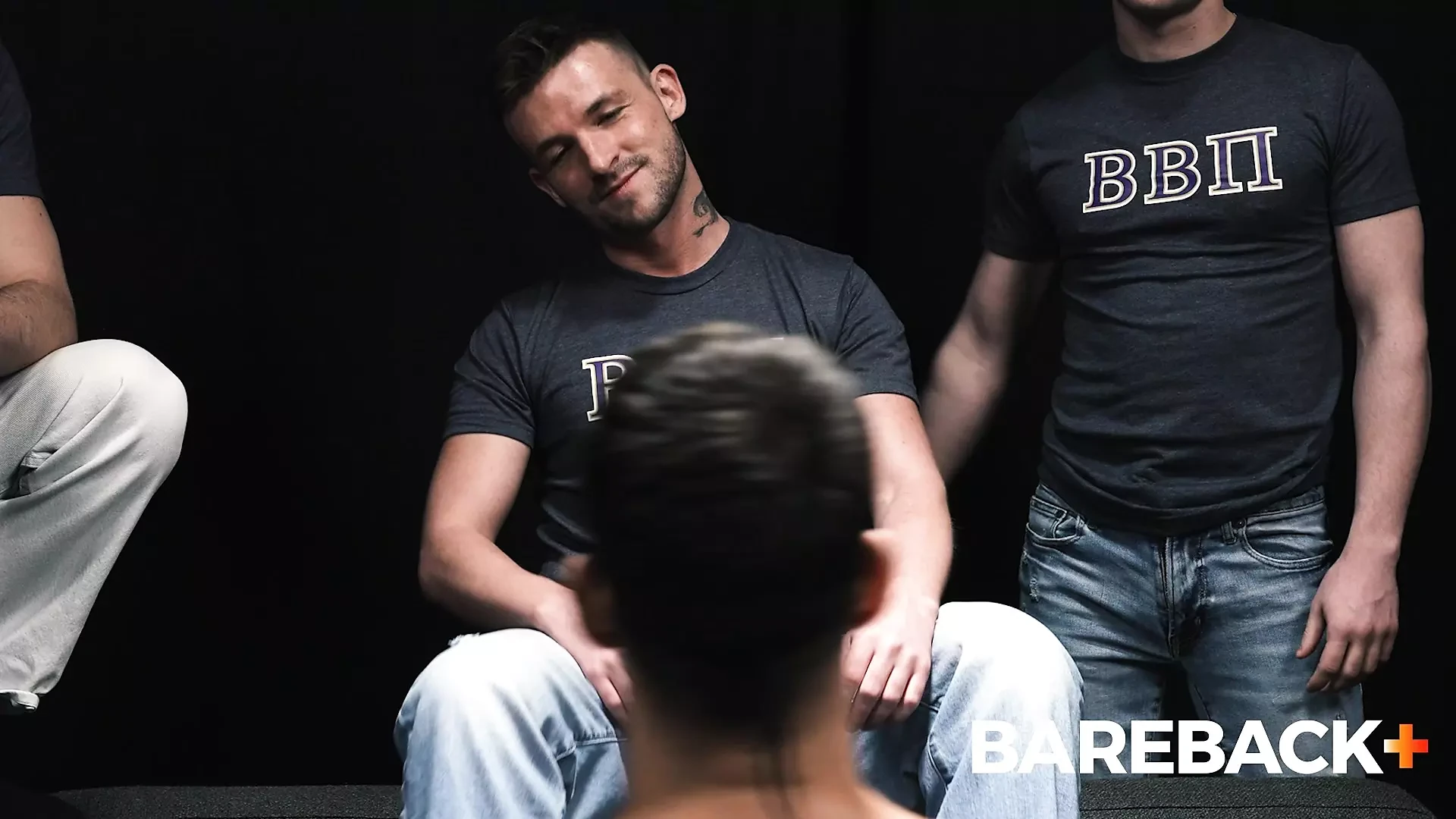 Betabetapi: Zander Woodz begint zijn initiatie terwijl hij gegangbanged wordt door drie studentenbroers