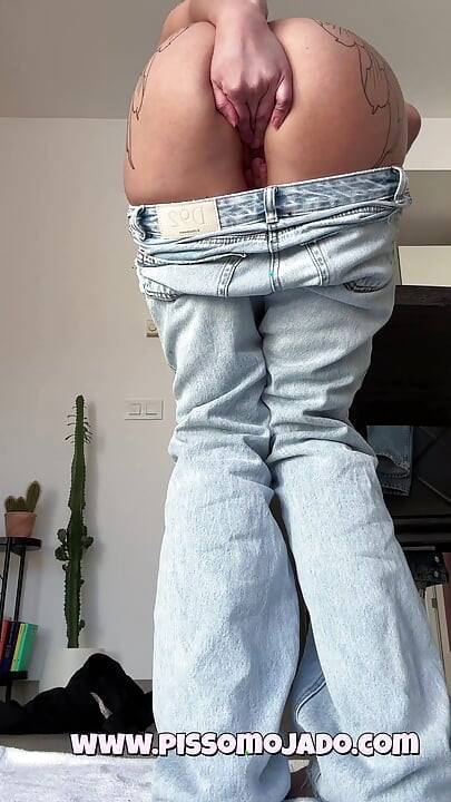 Devojka iz Omorašija namerno mokri u farmerke: očajna je sa ogromnom izbočinom bešike da mi popiša pantalone za tebe