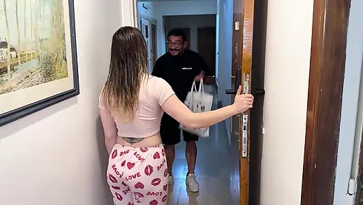 Pria pengantar barang... Langsung ke pintu belakangnya