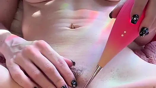 Çizgi film izlerken amcığımla oynamama yardım et