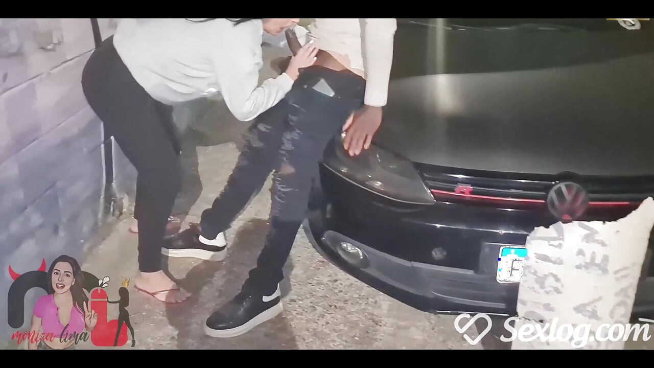 Ich verliess das Haus mit meinem Ehemann, nur um Zigaretten zu kaufen, aber als ich einen heißen schwarzen Mann fand, hörte ich auf, zu ficken.