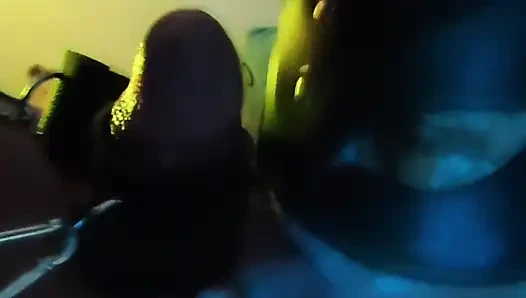 Baskın ve sapık bir elle muamele ve sakso, sahibesinin göğüslerine boşalıyor! Büyük memelere boşalma!