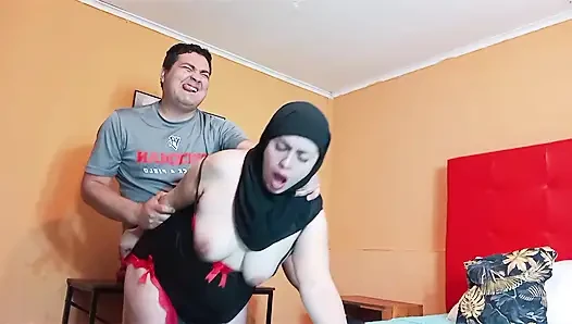 Tante berhijab ini dientot habis-habisan di kamarnya.