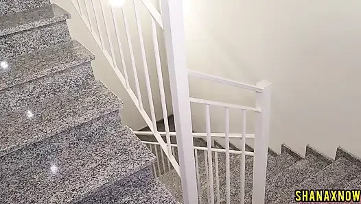 Jalan dan twerking di sekitar gedung apartemenku yang berisiko