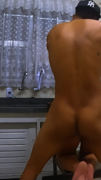 Dapur Terbakar: Dia merangkak di atas meja