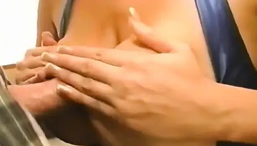 Emziren memelerimin her yerine boşal