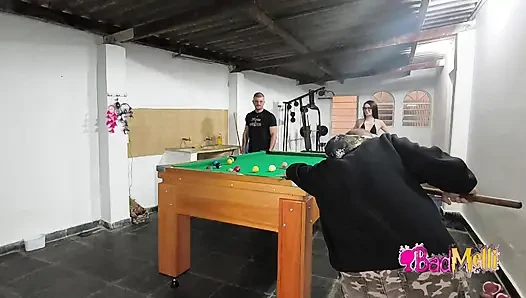 Ich spiele nackt am pool mit meinem freund und meinem schwiegervater