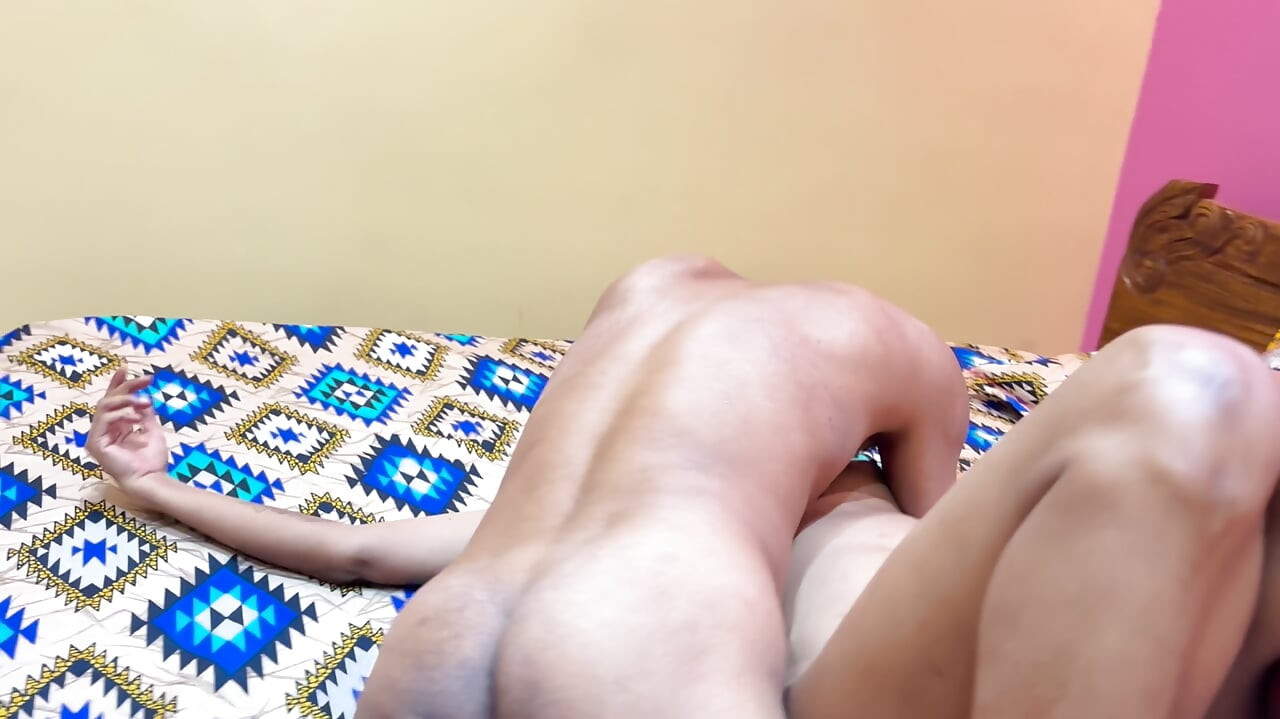 Ek madrastra ne ek pura virgen chica ko le aya oyo me o stepuncle ne khub choda, uska pusy lick kiya o coño ros nikal ke chata
