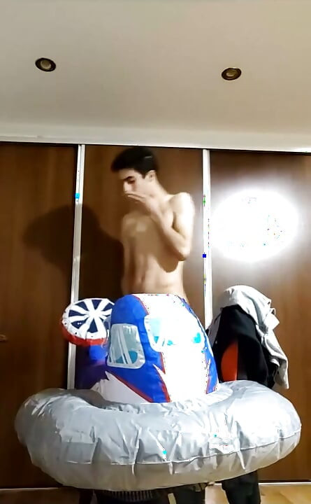 Vertical vid - strim men hilaate hue kee inphlaitebals ko uraana