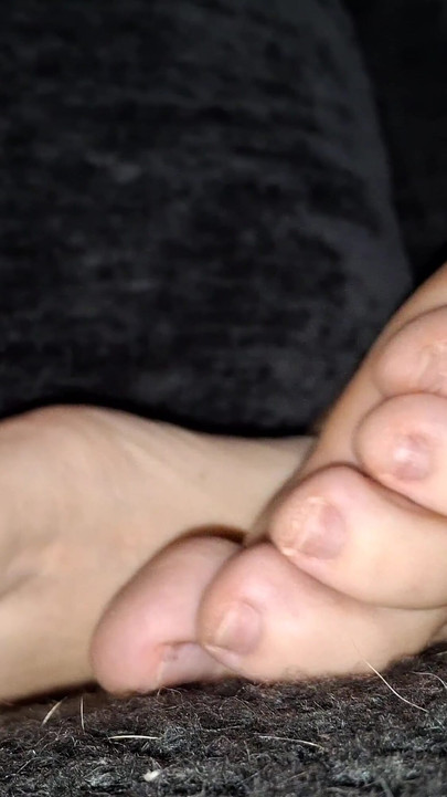 我偷拍她可爱的老熟女脚，而她则不停地抚摸它们 | 短片 1