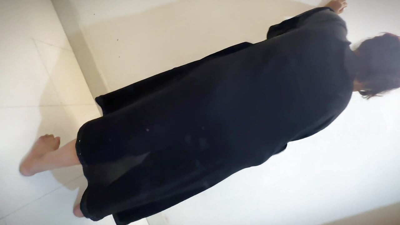 Arabische hete stiefmoeder met dikke kont ruimt mijn kamer schoon en ik kijk naar haar hangende tieten en kont