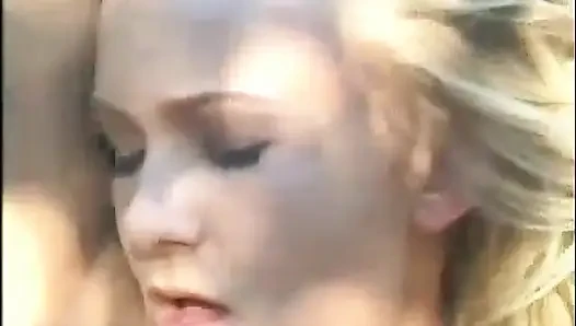 Cewek hot rambut pirang ini lagi asik ngentot kontol besar di luar ruangan sampai kakinya menganga lebar
