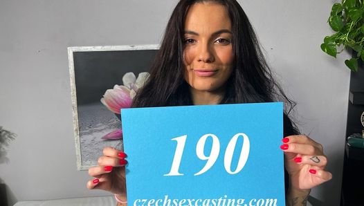 Une MILF tchèque sexy montre ses talents sexuels