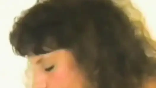 Брюнетка с маленькими сиськами принимает двух мужиков