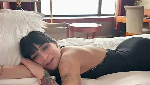 Italienisches teen mit zahnspange wird nach der party in einem hotelzimmer gefickt